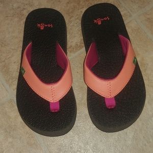 Sanuk girls flip flops